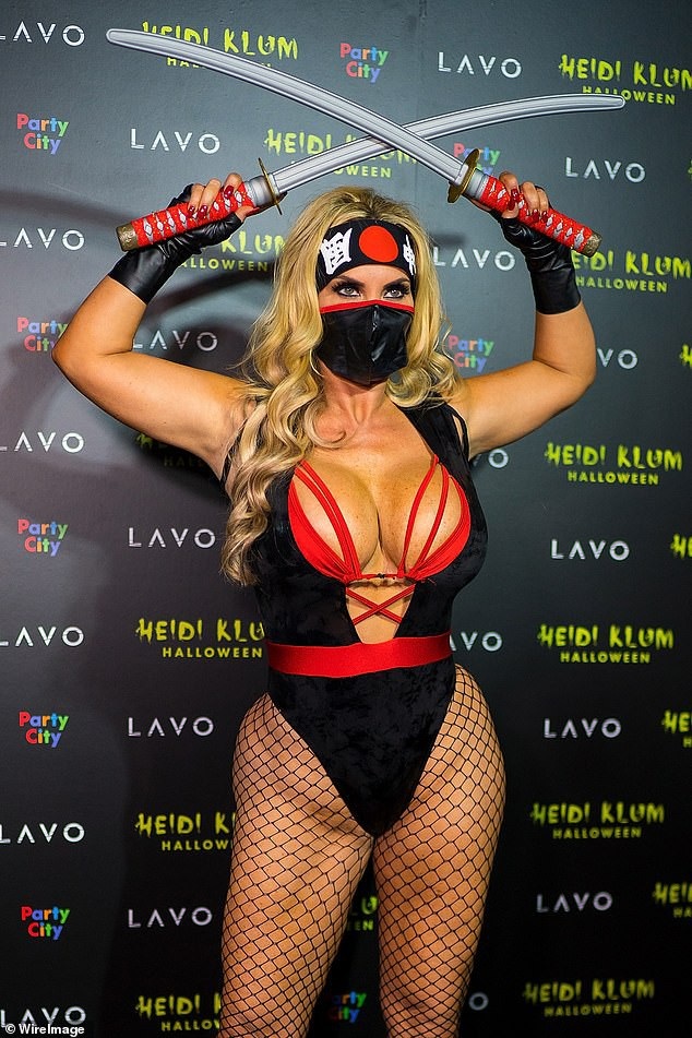 
Người mẫu 40 tuổi khoe ngực ngoại cỡ
