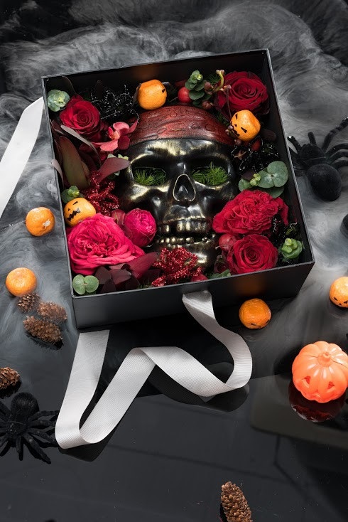 Gần 20 triệu đồng lẵng hoa Halloween, giật mình vì xót chứ không vì sợ ma - 4 Hộp hoa Halloween ấn tượng với tone đỏ đen ma mị, kết hợp với bóng bay Big Balloons.
