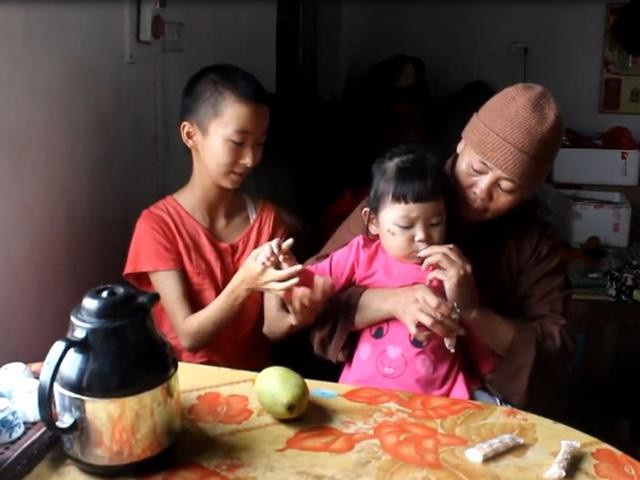 Người mẹ tuyệt vời của 3 đứa trẻ bị bỏ rơi - 1 Thầy Thắm chăm lo từng bữa ăn, giấc ngủ cho các con rất chu đáo