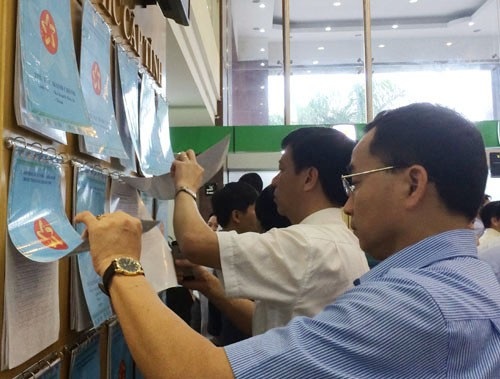 Giải pháp nào xóa bỏ nạn “nhũng nhiễu”, “bôi trơn”? - 1
Người dân xem thủ tục hành chính được niêm yết công khaitại Trung tâm hành chính công tỉnh Quảng Ninh. (Ảnh: TH)