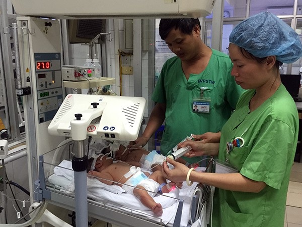 Nữ điều tra viên, đứa trẻ sinh non và câu chuyện cảm động - 1 Tiến sĩ, Bác sĩ Lê Minh Trác tự tay chăm sóc các cháu bé sinh non được điều trị tại đây.