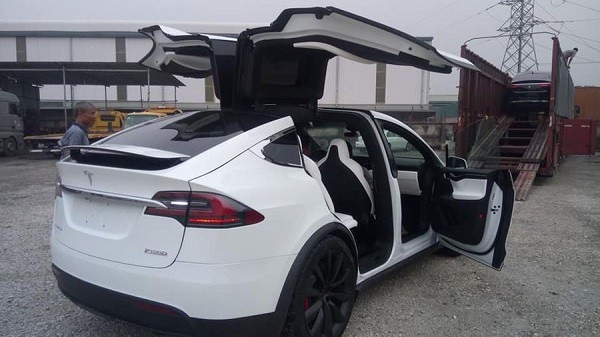 Bất ngờ chiếc SUV tăng tốc nhanh nhất thế giới Tesla Model X P100D về Việt Nam - 2
Thiết kế của xe vô cùng lạ mắt với cửa sau mở theo dạng cánh chim.