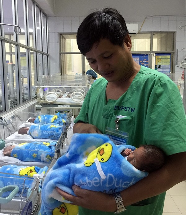 Nữ điều tra viên, đứa trẻ sinh non và câu chuyện cảm động - 2 Tiến sĩ, Bác sĩ Lê Minh Trác tự tay chăm sóc các cháu bé sinh non được điều trị tại đây.