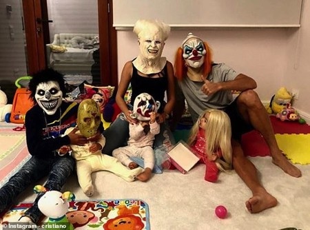 C.Ronaldo khoe ảnh cả nhà hóa trang vui như hội trong ngày Halloween - 1 Cả nhà C.Ronaldo vui mừng đón lễ Halloween