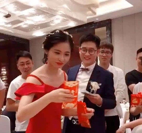 Cô dâu cao tay cứu chú rể thoát khỏi màn "gạ" rượu đáng sợ - 1 Cô dâu cao tay cứu chú rể thoát khỏi màn "gạ" rượu đáng sợ - 1