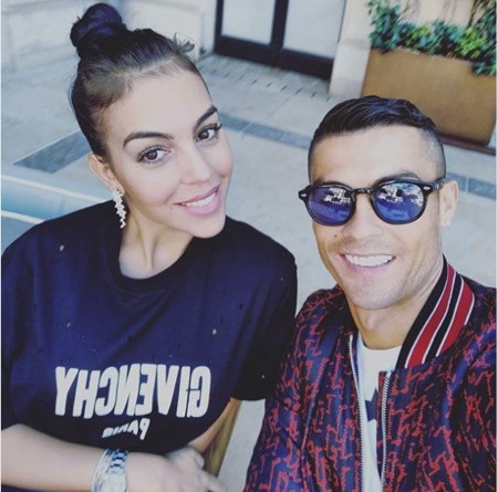 C.Ronaldo khoe ảnh cả nhà hóa trang vui như hội trong ngày Halloween - 2 CR7 vừa trở thành ngôi sao nổi tiếng nhất trên Instagram
