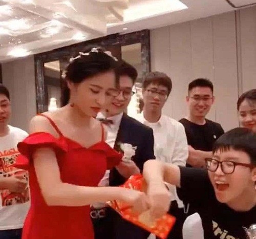 Cô dâu cao tay cứu chú rể thoát khỏi màn "gạ" rượu đáng sợ - 2 Cô dâu cao tay cứu chú rể thoát khỏi màn "gạ" rượu đáng sợ - 2