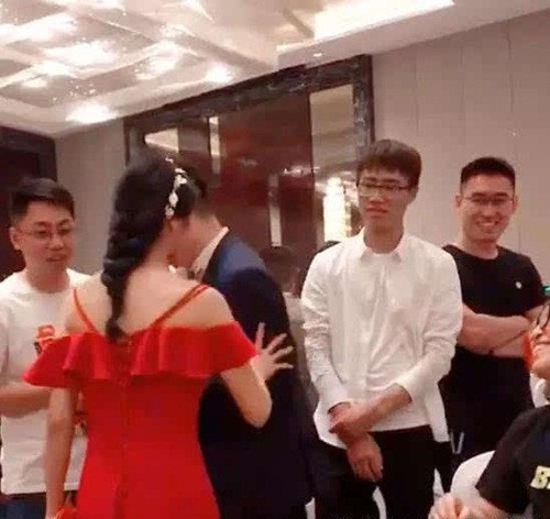 Cô dâu cao tay cứu chú rể thoát khỏi màn "gạ" rượu đáng sợ - 3 Cô dâu cao tay cứu chú rể thoát khỏi màn "gạ" rượu đáng sợ - 3
