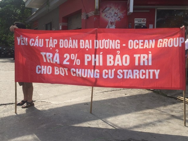 Bỏ vài tỷ mua căn hộ cao cấp, cư dân nhận “bực mình” vì tranh chấp - 2 Cư dân căng băng rôn yêu cầu OcenGroup trả lại tiền quỹ bảo trì.