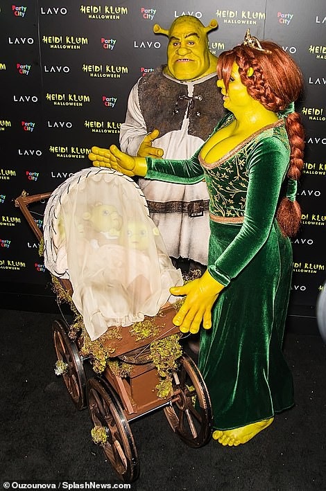 
Siêu mẫu Heidi Klum và bạn trai gây ấn tượng mạnh trong lễ hội hóa trang
