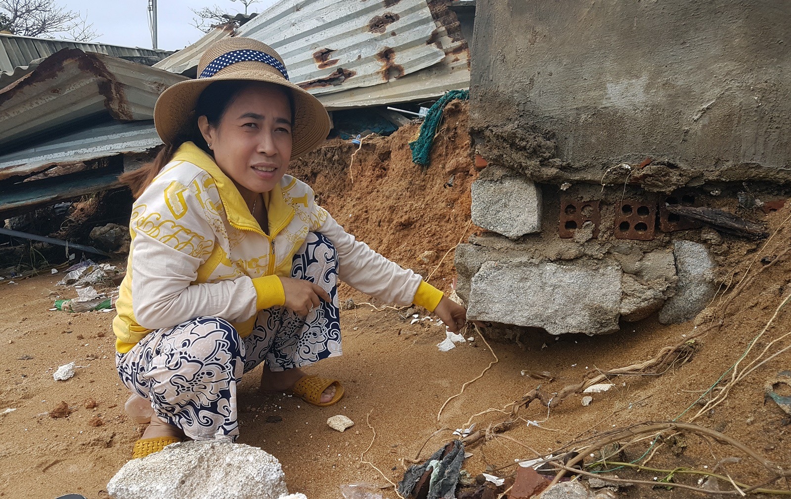 Người dân bất lực nhìn triều cường “đánh sập” nhà cửa - Ảnh 3. Người dân bất lực nhìn triều cường “đánh sập” nhà cửa - Ảnh 3.