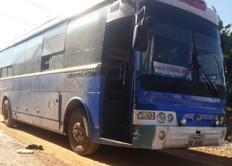 Xe đưa đón học sinh cán nữ sinh lớp 11 tử vong - Ảnh 1. Xe đưa đón học sinh cán nữ sinh lớp 11 tử vong - Ảnh 1.