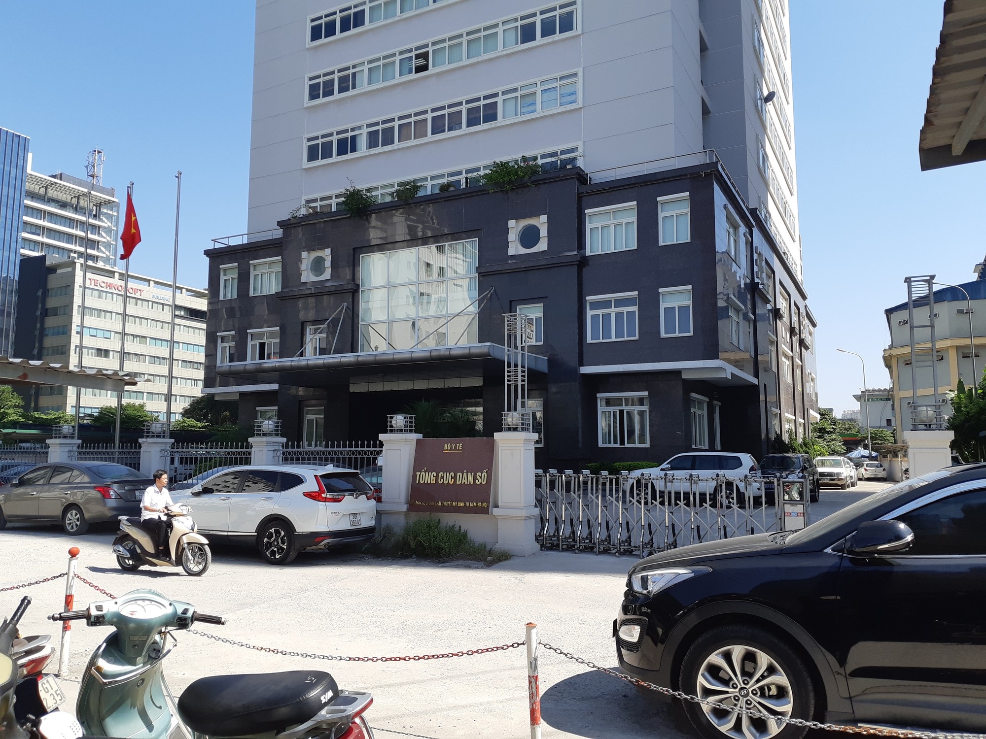 3 cơ quan của Bộ Y tế “kêu cứu” vì phải thuê đường vào trụ sở làm việc - Ảnh 1. 3 cơ quan của Bộ Y tế “kêu cứu” vì phải thuê đường vào trụ sở làm việc - Ảnh 1.