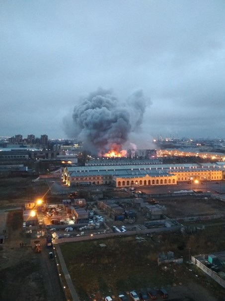 Trung tâm thương mại ở St. Petersburg chìm trong biển lửa - 5
Lửa và khói bốc lên ngùn ngụt được nhìn thấy từ xa.