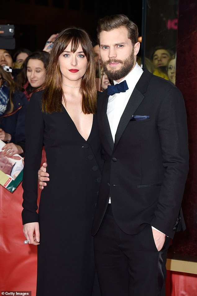 Nữ diễn viên “50 sắc thái” không hối hận vì vai diễn - 2
Nữ diễn viên Dakota Johnson và bạn diễn trong loạt phim “50 sắc thái” - Jamie Dornan