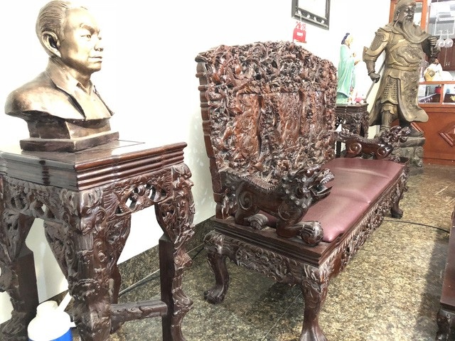 Chiêm ngưỡng những bộ bàn ghế tiền tỷ đại gia mới dám tậu - 2 Bộ ghế thập thất long được chạm trổ rất tỉ mỉ