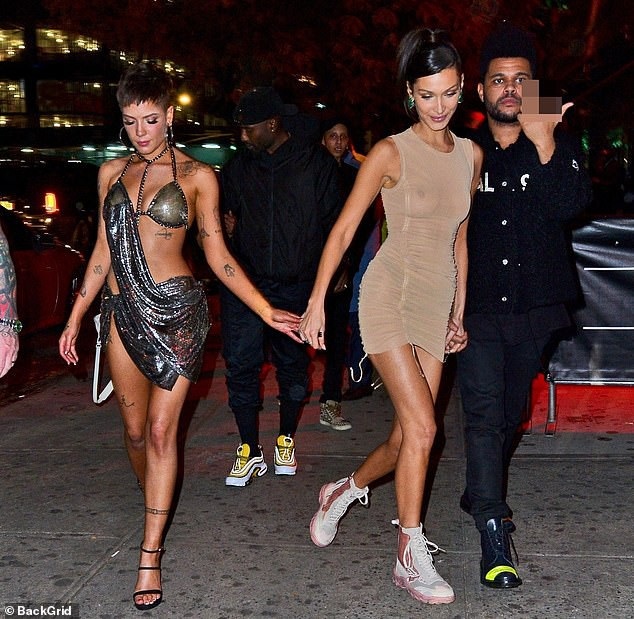 
Ca sỹ 24 tuổi mặc váy ánh bạc hở bạo chẳng kém siêu mẫu Bella
