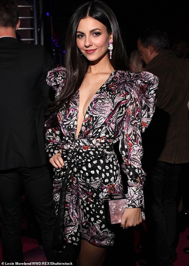 
Nữ diễn viên trẻ nổi bật với đầm hoa ngắn.
