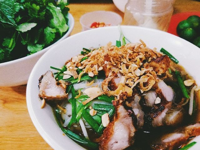 Những món ăn bán đầy vỉa hè Việt bất ngờ “nổi danh” trên báo Tây - 10
Vị đầu bếp tài ba và cực kỳ khó tính Gordon Ramsay của Master Chef (Mỹ) từng đến Việt Nam ghi hình cho một chương trình ẩm thực thực tế của Mỹ. Nhân dịp này ông đã có dịp nếm thử món hủ tiếu nổi tiếng của Việt Nam và nhận xét là: Nó thật thú vị, thật ngon và đây là hương vị lần đầu tiên ông được nếm.