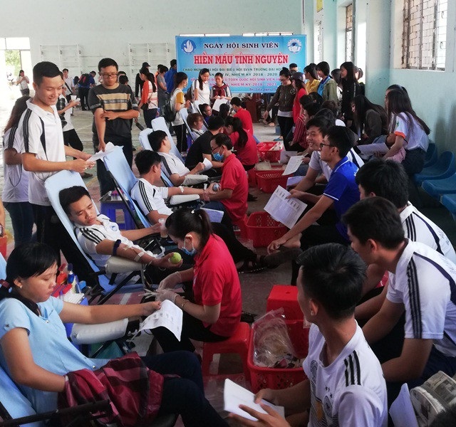 Bạc Liêu “trải thảm đỏ” mời nhân tài 4 ngành... y, dược, công, nông - 1 Sinh viên Bạc Liêu trong một hoạt động phong trào .