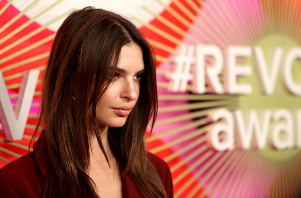 
Emily Ratajkowski kín đáo bất ngờ trong sự kiện
