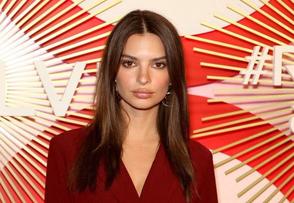 
Emily Ratajkowski trang điểm tự nhiên và ngọt ngào
