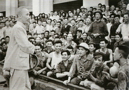 Tâm, tầm và trách nhiệm đảng viên - 1
Chủ tịch Hồ Chí Minh nói chuyện với công nhân nhà máy xe lửa Gia Lâm. Ảnh tư liệu.