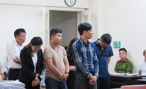 Chiêu "độc" của những siêu lừa xe hơi - 2
Phùng Viết Đông và nhóm đối tượng làm giả giấy tờ để thế chấp rút tiền ngân hàng, ra trước vành móng ngựa.
