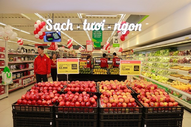 Đồng loạt khai trương 23 siêu thị Vinmart mới - 3 Những siêu thị Fivimart cũ trước đây như được lột xác hoàn toàn trong màu áo VinMart. Những quầy kệ được bố trí một cách khoa học, hiện đại, tiện lợi cho người tiêu dùng.