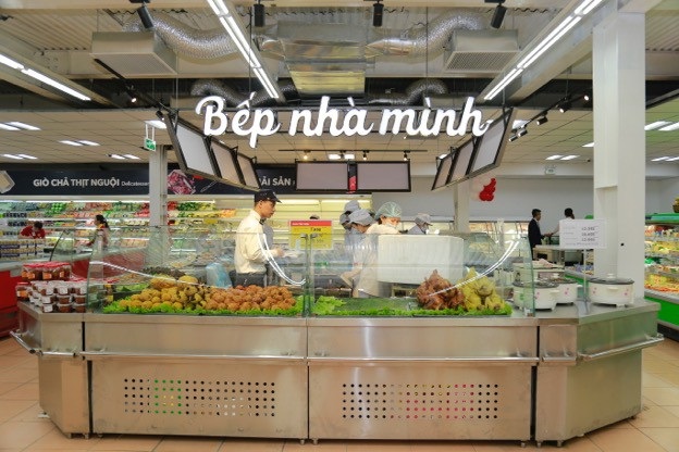 Đồng loạt khai trương 23 siêu thị Vinmart mới - 4 Bên cạnh các sản phẩm hàng hóa tiêu dùng, các mặt hàng thực phẩm, gia dụng, đồ dùng hóa mỹ phẩm…, các siêu thị VinMart mới còn tăng cường phân phối thực phẩm tươi sống an toàn, thực phẩm sơ chế… vốn là thế mạnh của chuỗi bán lẻ VinMart.