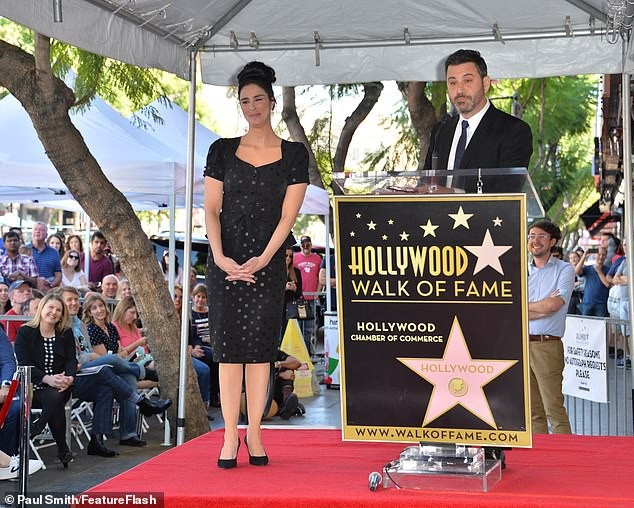 Sarah Silverman nhận sao trên đại lộ Danh vọng - 2
Nữ diễn viên 48 tuổi ăn vận thanh lịch trong sự kiện