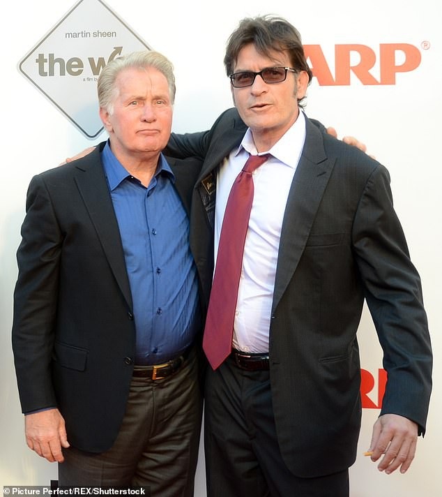 Cháy rừng ở bang California, sao Hollywood cầu nguyện cho sự an nguy - 4
Nam diễn viên Charlie Sheen (phải) bên cha - ông Martin Sheen (trái)