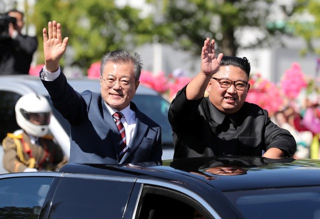 Hàn Quốc kiểm tra phóng xạ trong 2 tấn nấm Triều Tiên tặng - 1
Nhà lãnh đạo Kim Jong-un đón Tổng thống Moon Jae-in tại Triều Tiên hồi tháng 9. (Ảnh: Reuters)