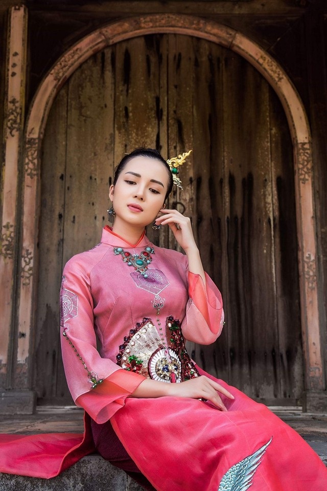 Hoa khôi Huỳnh Thúy Vi dịu dàng trong tà áo dài mang nét cung đình xưa - 4 Hoa khôi Huỳnh Thúy Vi dịu dàng trong tà áo dài mang nét cung đình xưa - 4