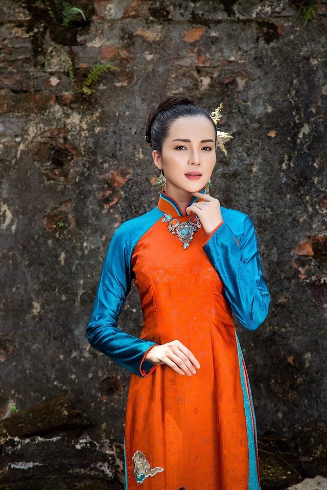 Hoa khôi Huỳnh Thúy Vi dịu dàng trong tà áo dài mang nét cung đình xưa - 9 Hoa khôi Huỳnh Thúy Vi dịu dàng trong tà áo dài mang nét cung đình xưa - 9