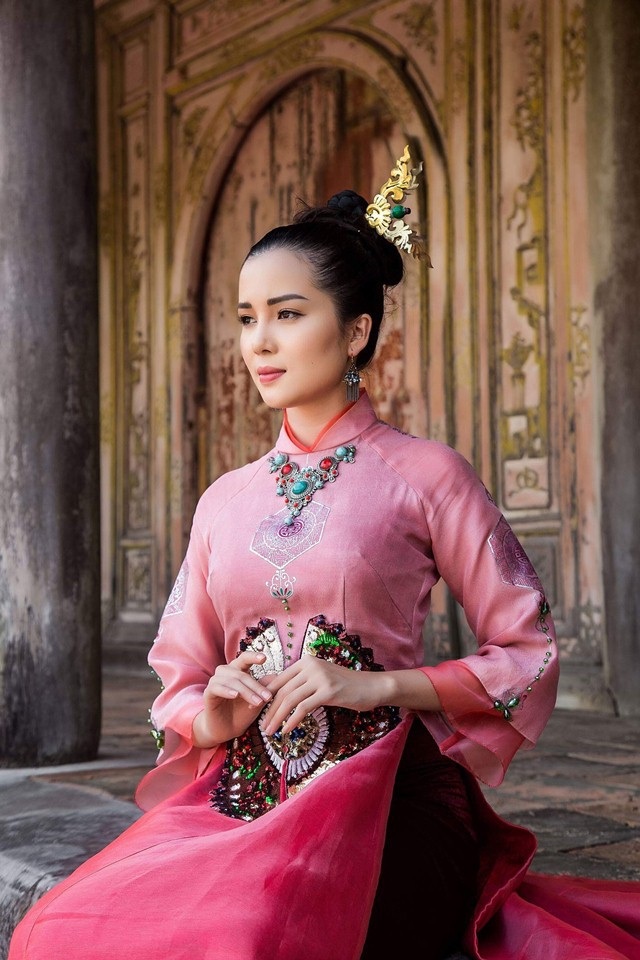 Hoa khôi Huỳnh Thúy Vi dịu dàng trong tà áo dài mang nét cung đình xưa - 1 Hoa khôi Huỳnh Thúy Vi dịu dàng trong tà áo dài mang nét cung đình xưa - 1