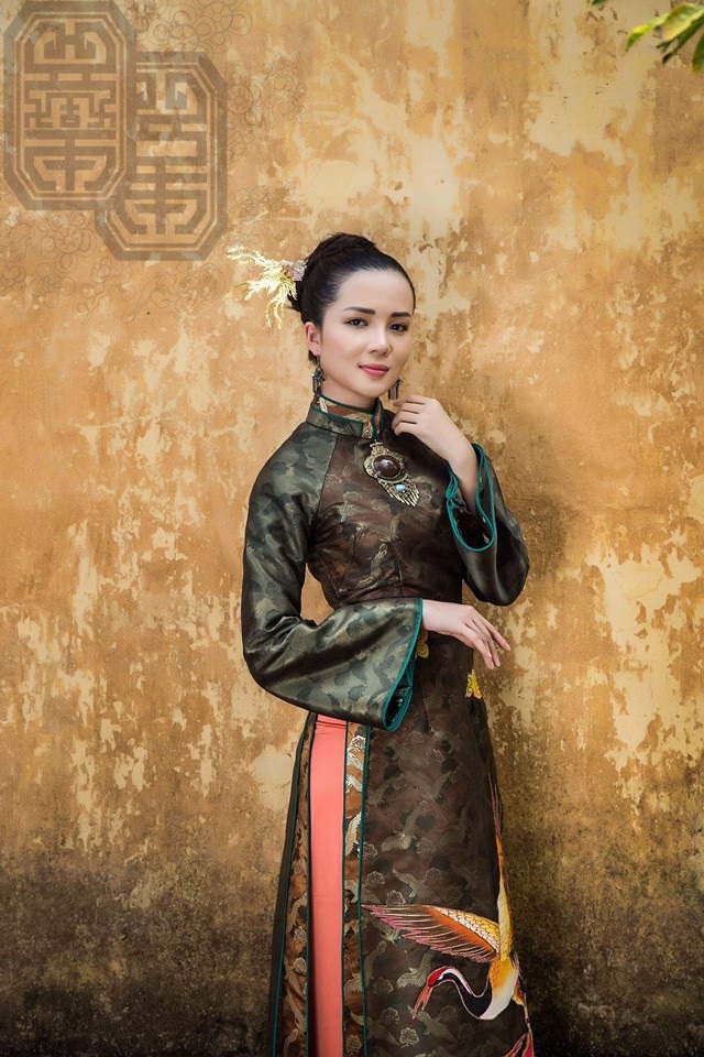 Hoa khôi Huỳnh Thúy Vi dịu dàng trong tà áo dài mang nét cung đình xưa - 6 Hoa khôi Huỳnh Thúy Vi dịu dàng trong tà áo dài mang nét cung đình xưa - 6