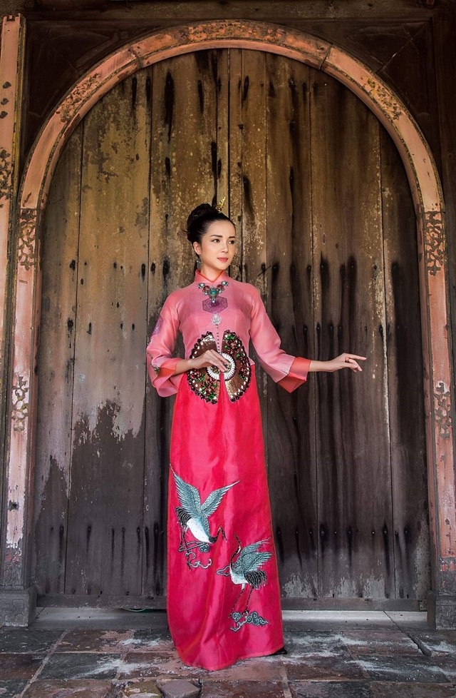 Hoa khôi Huỳnh Thúy Vi dịu dàng trong tà áo dài mang nét cung đình xưa - 3 Hoa khôi Huỳnh Thúy Vi dịu dàng trong tà áo dài mang nét cung đình xưa - 3