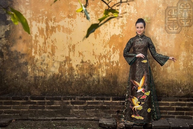 Hoa khôi Huỳnh Thúy Vi dịu dàng trong tà áo dài mang nét cung đình xưa - 7 Hoa khôi Huỳnh Thúy Vi dịu dàng trong tà áo dài mang nét cung đình xưa - 7