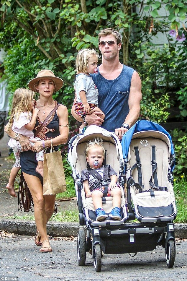 Tài tử Chris Hemsworth cảm thấy “khó xử” vì... quá giàu - 3
Vợ chồng Chris Hemsworth hiện tại đã có 3 con nhỏ