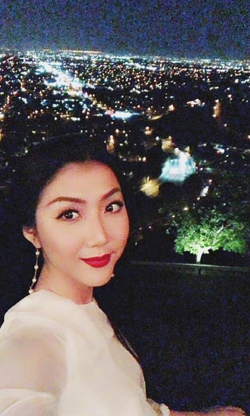 Á hậu Hoàng My đấu giá bữa ăn tối cùng cô dịp sinh nhật - 10 Trên trang cá nhân, Ngọc Quyên chia sẻ tâm trạng bình thản sau khi ly hôn với chồng Việt kiều Mỹ, cô viết: Nhẹ nhàng từng giây của cuộc sống. Trên cao thế này bạn sẽ nhìn thấy rất rõ Orange County. Cô cũng khuyên bạn bè và người hâm mộ đừng chia buồn với mình. Theo cô ly hôn là chuyện rất bình thường trong cuộc sống, khi nào mẹ mất thì cô mới buồn.