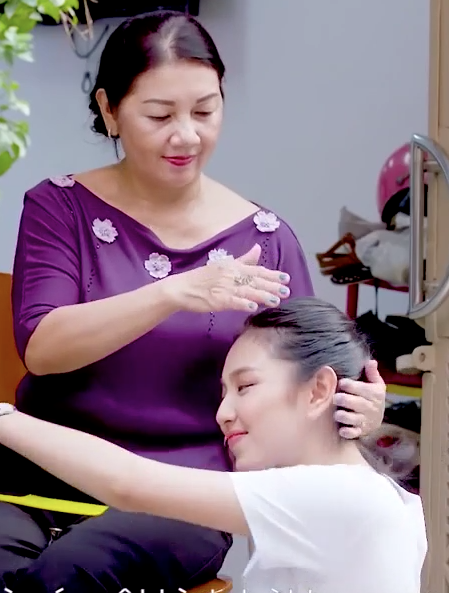 Vén màn bí mật chưa kể của các Hoa hậu và mỹ nhân Việt lấy thiếu gia - 6 Người đẹp sinh năm 1998 thẳng thắn chia sẻ: “Bố mẹ tôi ly dị từ năm tôi 4 tuổi. Tôi sống với dì ruột đến năm 18 tuổi. Sau đó, tôi quyết định ra riêng, sống tự lập”. Sống xa bố mẹ từ nhỏ, người đẹp không để nỗi buồn xâm lấn mình mà ngược lại cô luôn giữ sự lạc quan và luôn nỗ lực hết mình.