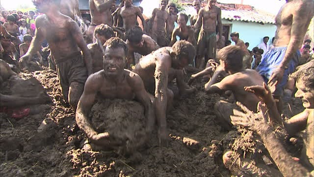 Lễ hội ném phân bò là một phần không thể thiếu trong đời sống tâm linh của người dân làng Gomatapura, Ấn Độ