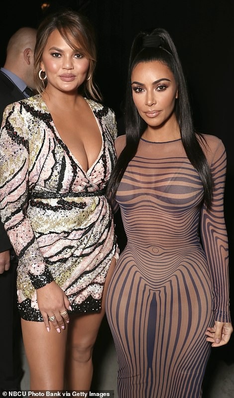 Gia đình cô Kim tái xuất gợi cảm - 10
Kim bên bạn thân - siêu mẫu Chrissy Teigen