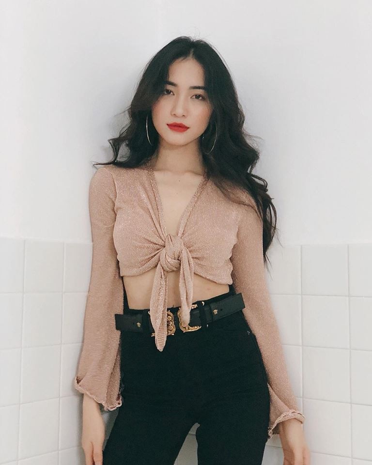 Không đọ ngực “khủng”, mỹ nhân Việt nào sở hữu vòng eo nhỏ nhất? - 48 Không thể phủ nhận, khi vòng eo nhỏ xuống, Hoà Minzy hấp dẫn, quyến rũ hơn rất nhiều.