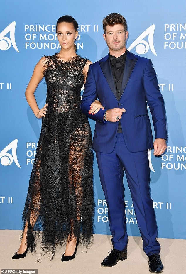 Sao Hollywood sốc vì cháy nhà - 2
Robin Thicke tậu ngôi nhà này vào năm 2014 với giá 2,4 triệu USD. Không chỉ có Robin Thicke mà gia đình cô Kim, Lady Gaga hay nhiều ngôi sao điện ảnh khác cũng phải sơ tán vì sợ cháy nhà trong thời gian vừa rồi