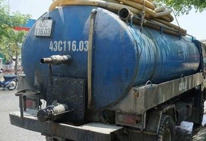 Xe hút bể phốt do tài xế Quách Văn Sáng điều khiển đã xả 3 tấn nhớt thải xuống cống thoát nước ở Đà Nẵng
