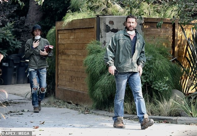 Sao Hollywood sốc vì cháy nhà - 8
Gerard Butler và bạn gái Morgan Brown trông rất lo buồn khi rời nhà vào ngày 11/11 sau khi chứng kiến ngôi nhà họ yêu thương đã biến mất.