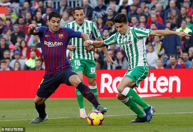Messi lập cú đúp, Barcelona vẫn thua sốc Betis - 20
Luis Suarez đã có trận đấu nhạt nhòa