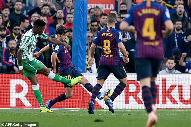 Messi lập cú đúp, Barcelona vẫn thua sốc Betis - 17
Junior đã có trận đấu chói sáng...